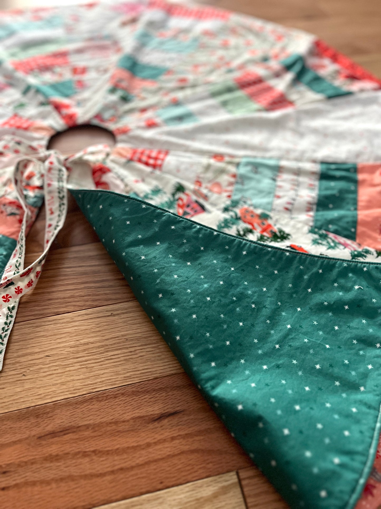 Nostalgic Christmas Quilted Tree Skirt